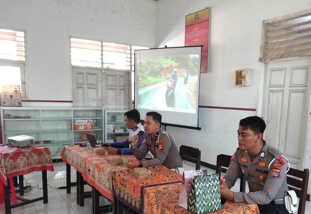 Satlantas Polres Lombok Barat Gelar Safety Riding di SMKN 2 Kuripan