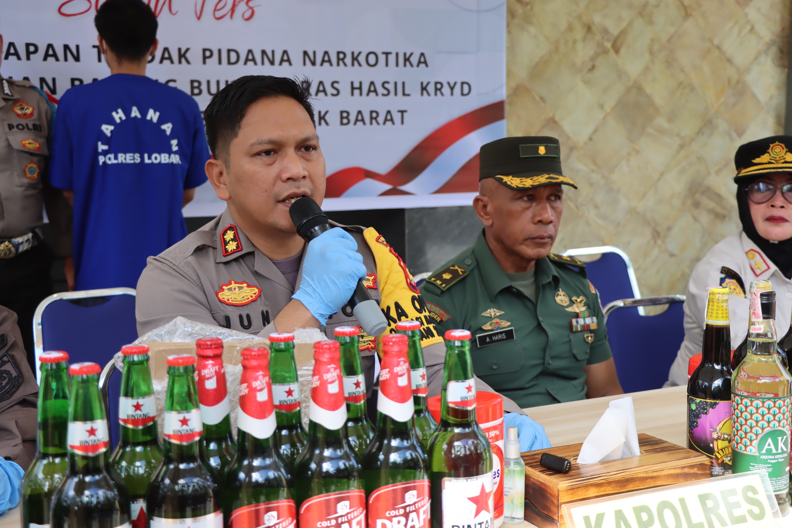 Modus Pengiriman Sendal Gunung, Polisi Tangkap Pengedar Ganja di Lombok Barat