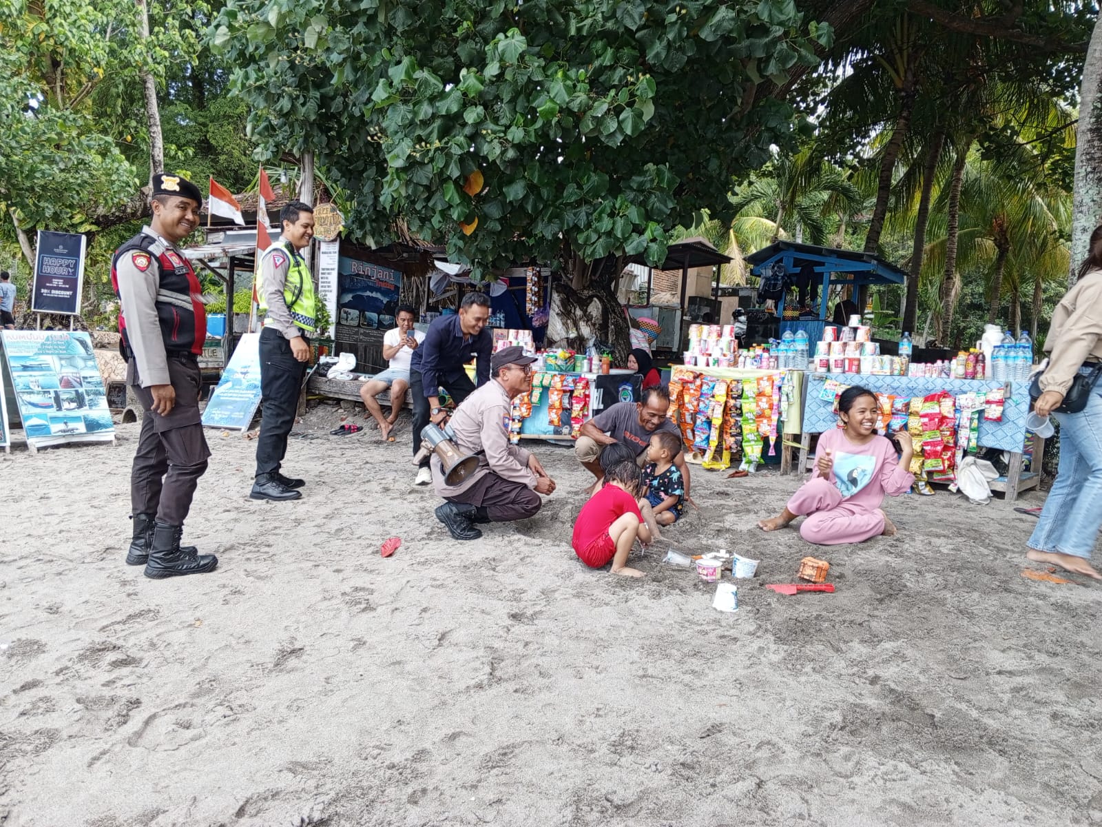Personil Pospam Batulayar Gelar Patroli Dialogis di Pantai Senggigi Lombok Barat