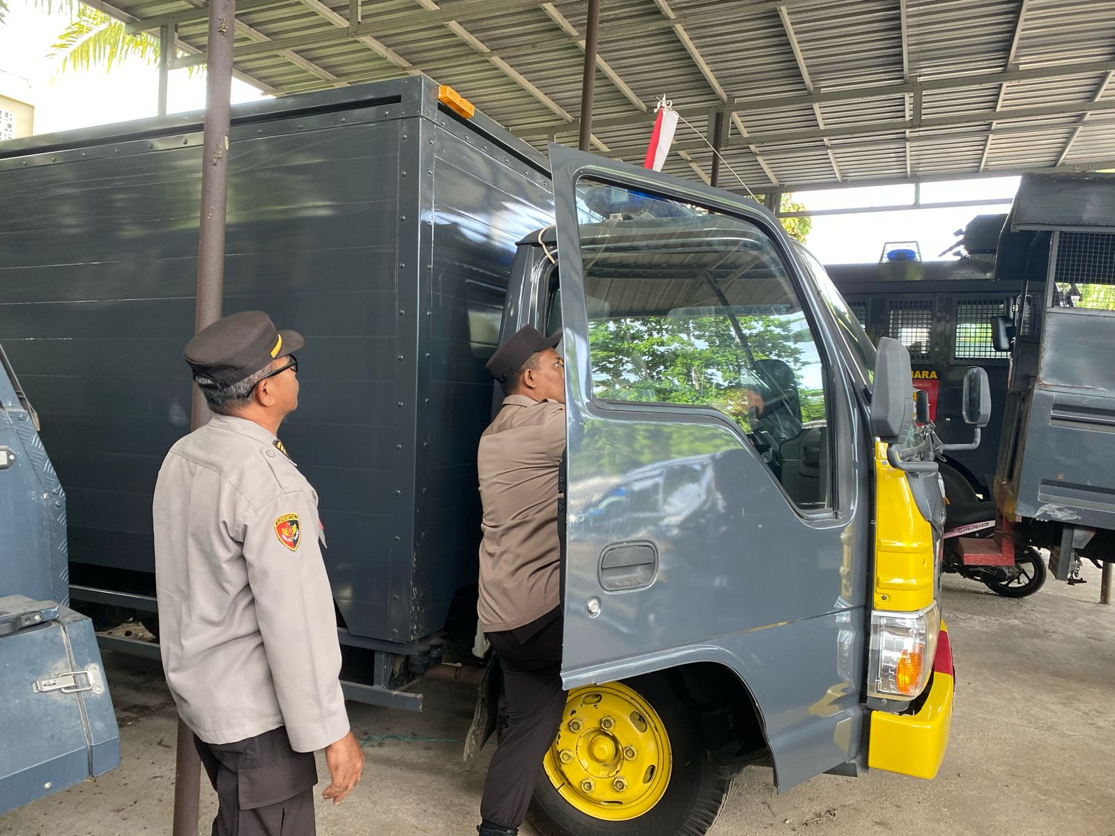 Cek Kendaraan Personel Dalmas, Dukungan Operasi Satgas Banops OMB Polres Lombok Barat