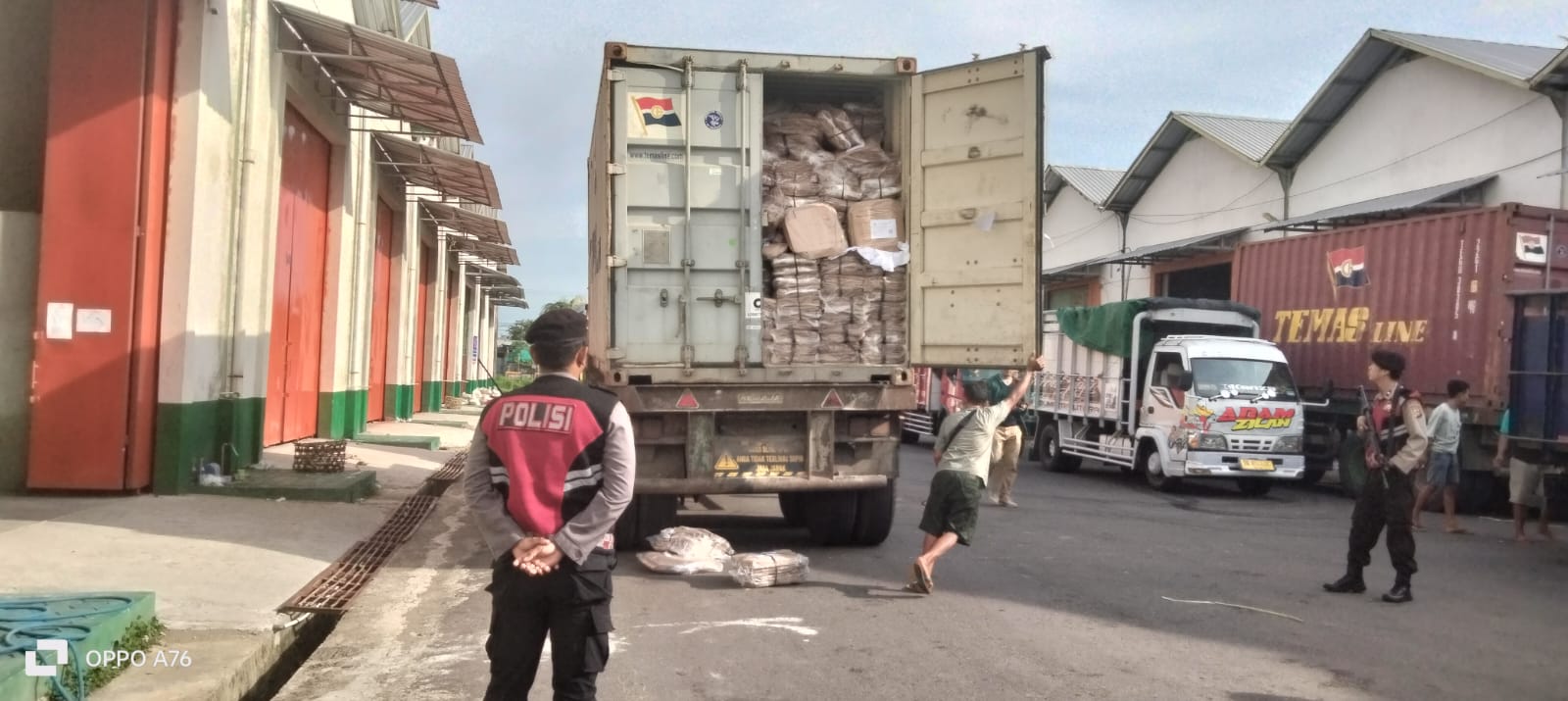 Kedatangan Dua Kontainer Logistik KPU, Polisi Amankan Gudang Logistik KPU Lombok Barat