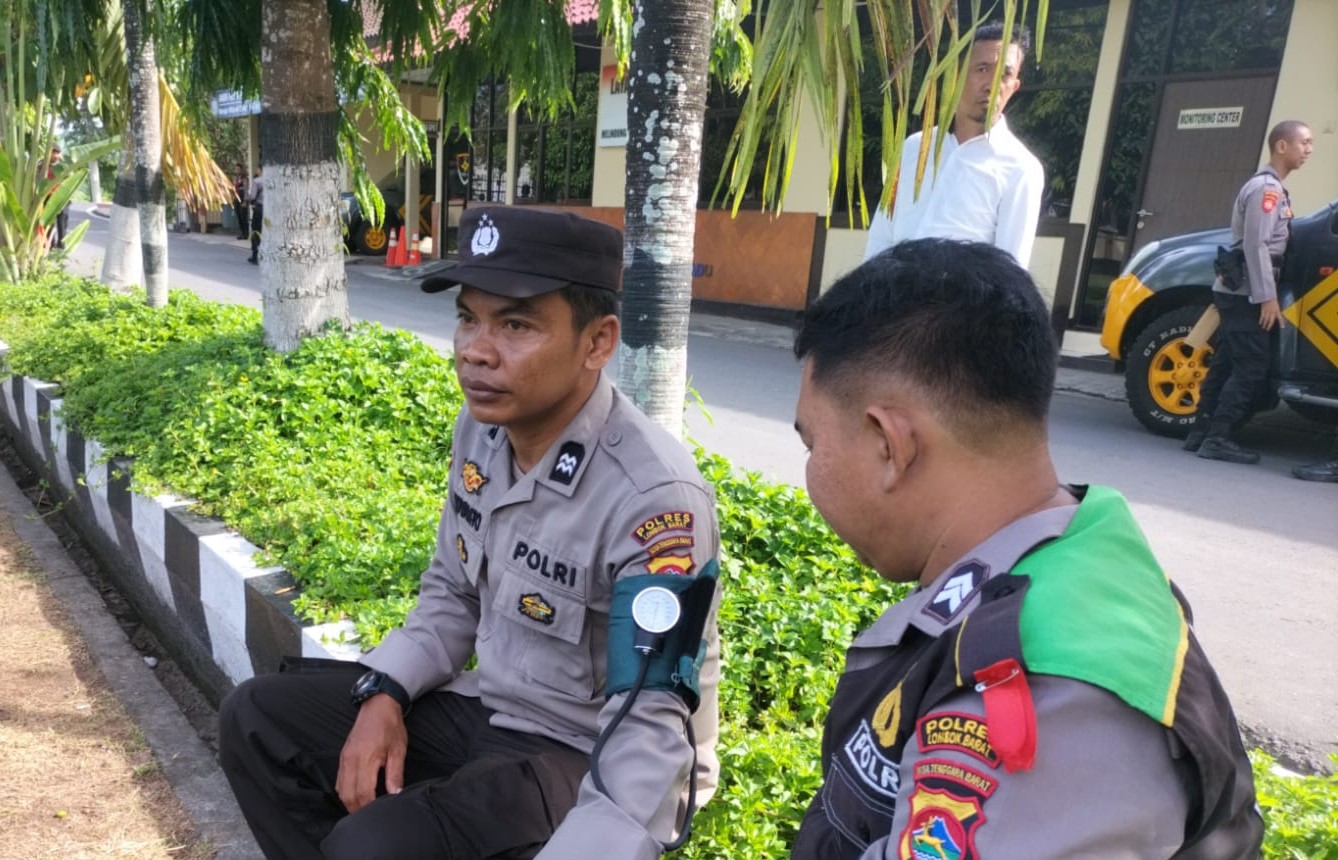 Pengecekan Kesehatan dan Apel Kesiapsiagaan dalam Operasi Mantap Brata Rinjani di Polres Lombok Barat