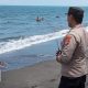 Jelajahi Keindahan Pantai Cemara Tanpa Khawatir: Polsek Lembar Jamin Keamanan Pengunjung
