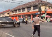 Polsek Kediri Gelar Rawan Sore di Simpang 4 Kediri, Ciptakan Kamseltibcar dan Cegah Kemacetan