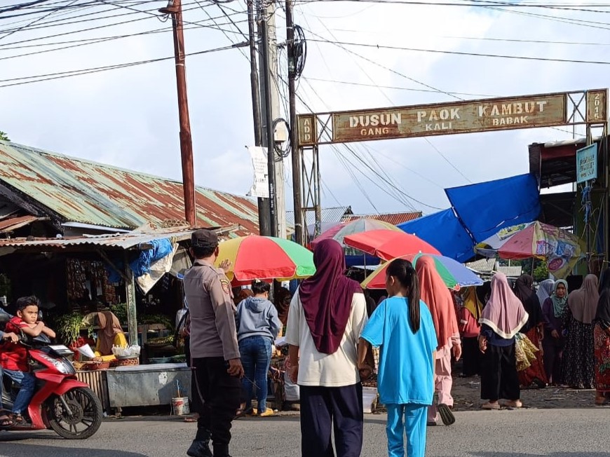 Polsek Labuapi Jaga Kelancaran dan Keamanan Pasar Sore Tradisional Paok Kambut