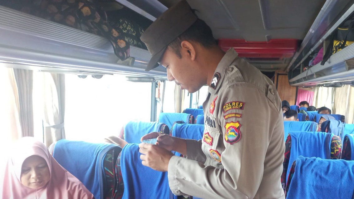 Pemeriksaan Ketat Penumpang Bus di Pelabuhan Lembar Menjelang World Water Forum Bali